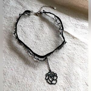 Stylish lace floral Chocker